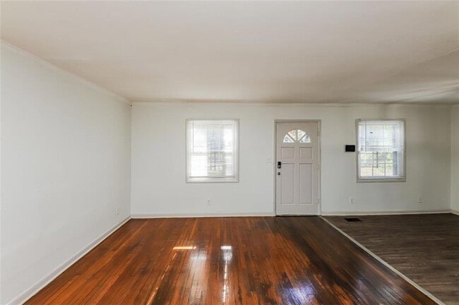 Photo - 210 Oak Dr SE House