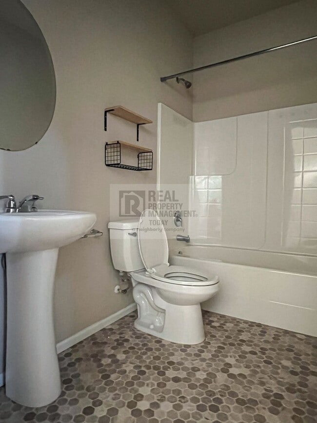 Foto del edificio - Spacious 5 Bedroom Home In Lacey!!