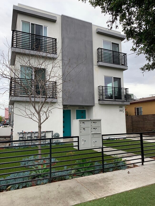 Building Photo - 2122 Carmona Ave