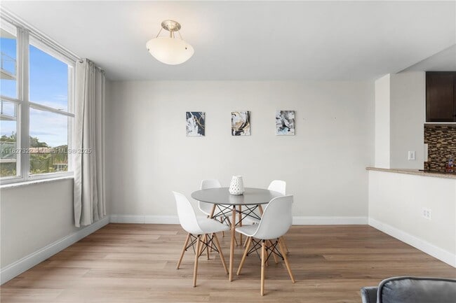 Foto del edificio - 9440 W Bay Harbor Dr