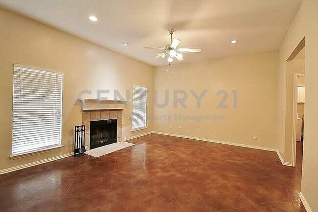 Building Photo - 302 Aspen Ct W