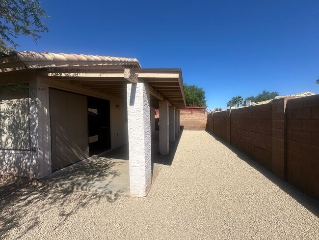 Building Photo - Charming 3 bedroom, 2 bath single story ho...