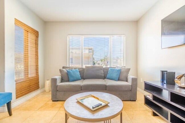 Área de estar - 4273 Mission Blvd