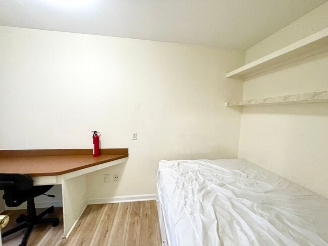 Building Photo - Townhouse located near corner of Gervais a...