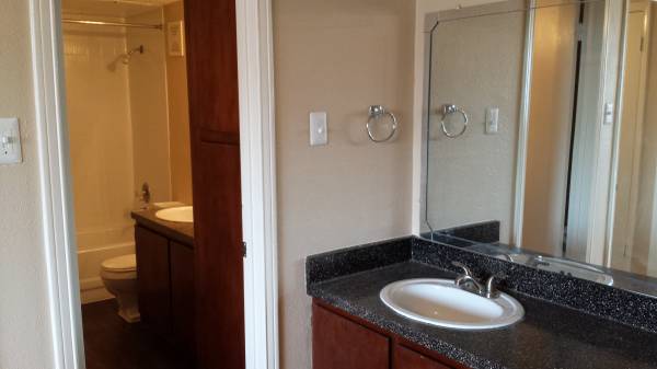Building Photo - 1401 Tennis Dr