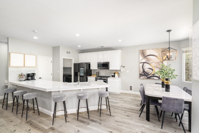 Building Photo - 10910 Mayacamas Dr