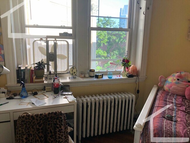 Foto del edificio - 4bed-1.5bath Egmont St. Apartment with Heat/Hot Water Included!