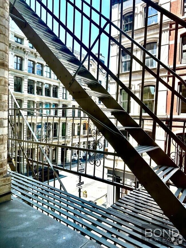Building Photo - 452 Broome St