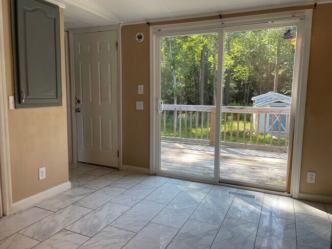 Building Photo - 3 Bed, 2 Bath Mobile home