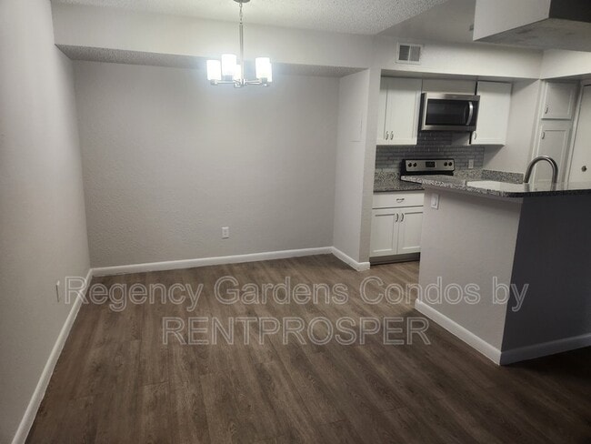 Foto del edificio - 5587 Devonbriar Way