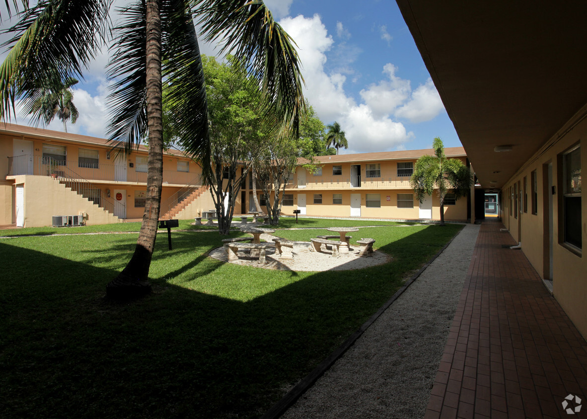 Courtyard - Airport Gardens