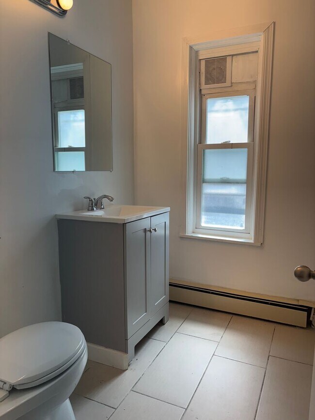 Building Photo - No Brokers Fee, In-Unit Laundry, Eat-in Kitchen, Large bedrooms, 3 Full Bathrooms
