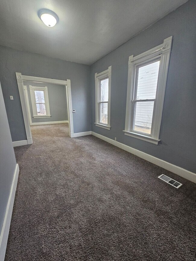 Foto del edificio - There is a $25 fee per application and everyone over 18 needs to fill out their own application.