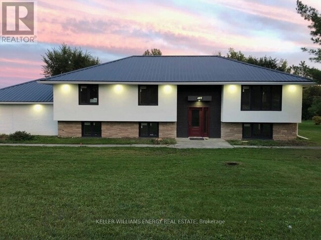 Building Photo - 497 Wellington Main St