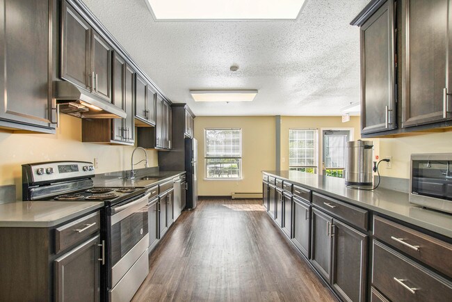 Cocina comunitaria de Wellington Woods - Wellington Woods Senior Apartment Community