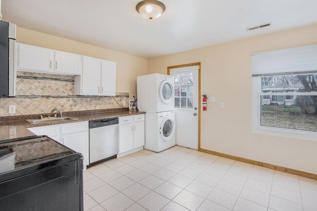 Foto del edificio - Contemporary 3-bed, 1-bath 925sq ft ranch with attached garage and yard!