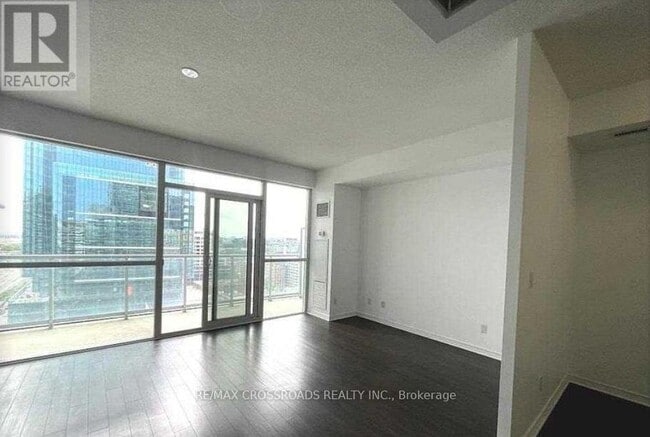 Photo du bâtiment - 352 Front St W