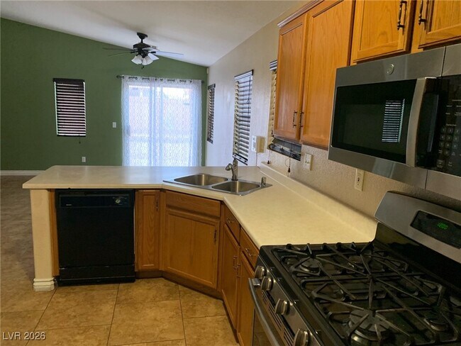 Building Photo - 6286 Stone Hollow Ave