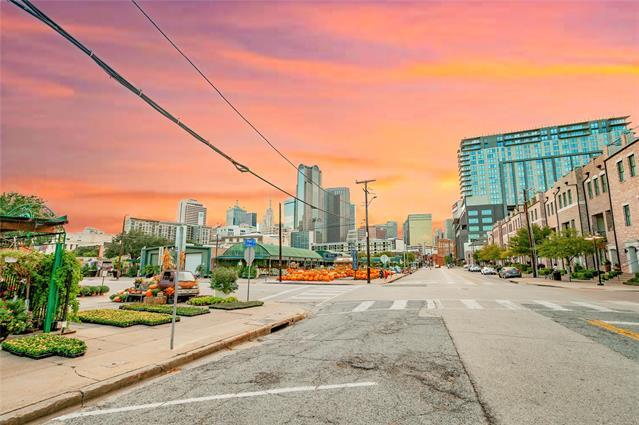 Building Photo - 620 S Pearl Expy