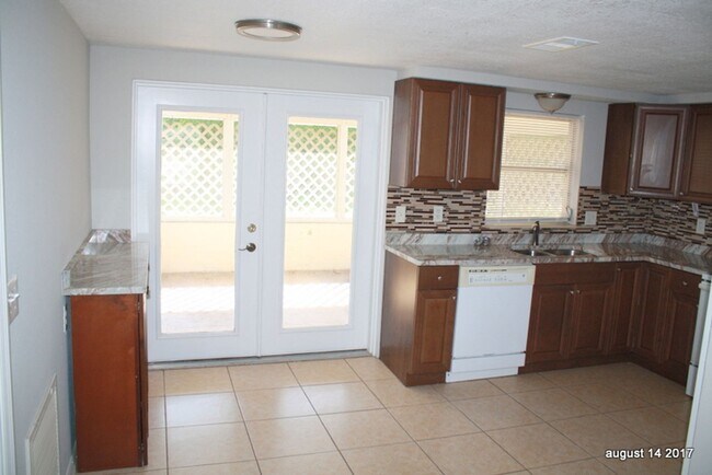 Building Photo - Beautifully updated 2 bedroom 1 bath