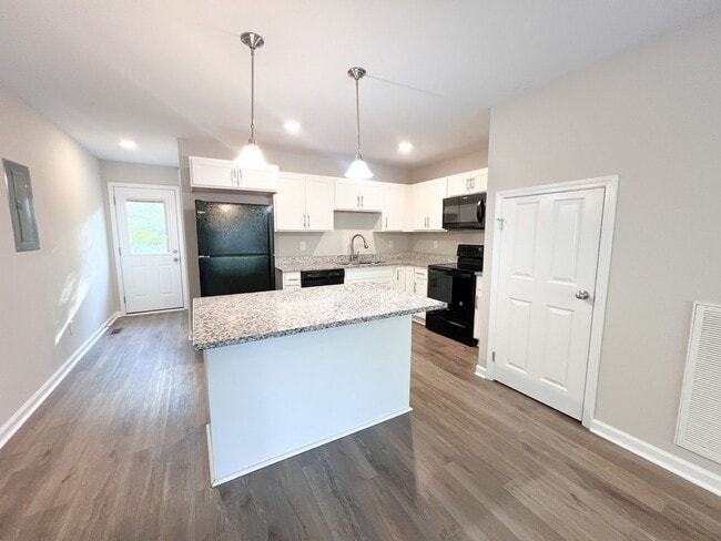 Building Photo - Just like New townhome for Rent!