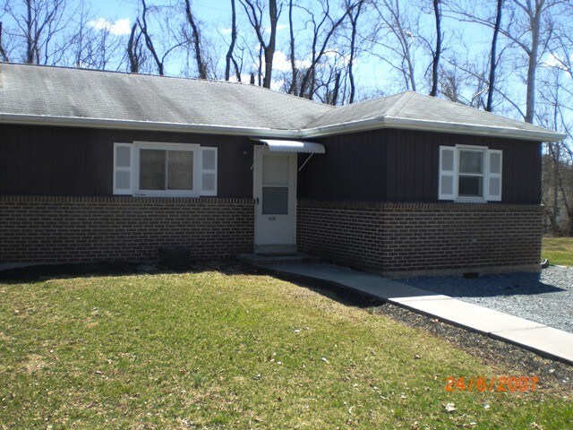 Primary Photo - 1028 N U.S. 15