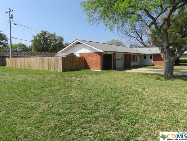 Foto del edificio - 1339 Mockingbird Ln