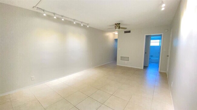 Foto del edificio - 660 Cypress Lake Blvd