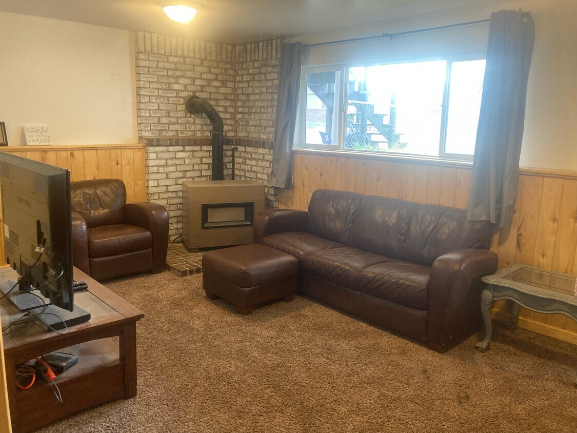 Primary Photo - 460 Roosevelt Cir