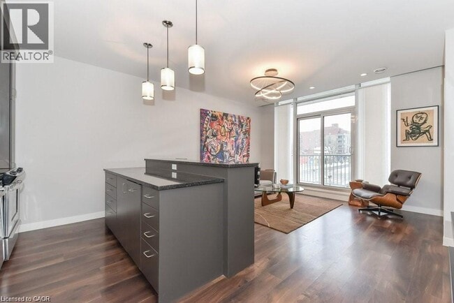 Building Photo - 191 King St S