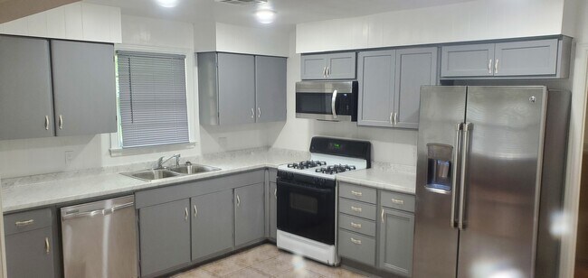 Foto del edificio - 810 W 16th Ave