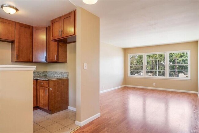 Building Photo - 324 E Badillo St