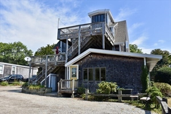 Building Photo - 346 Elm St