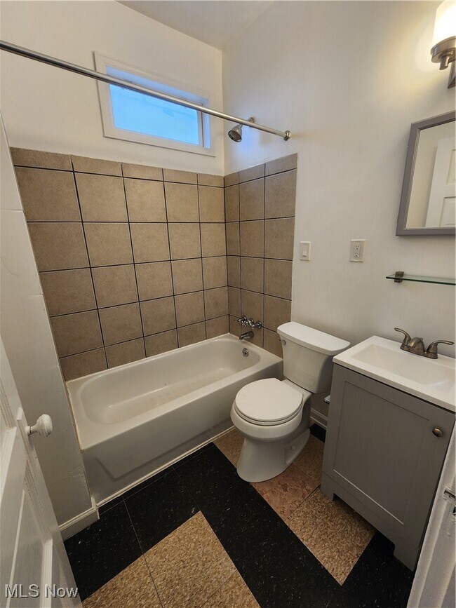 Foto del edificio - 1949 Coltman Rd