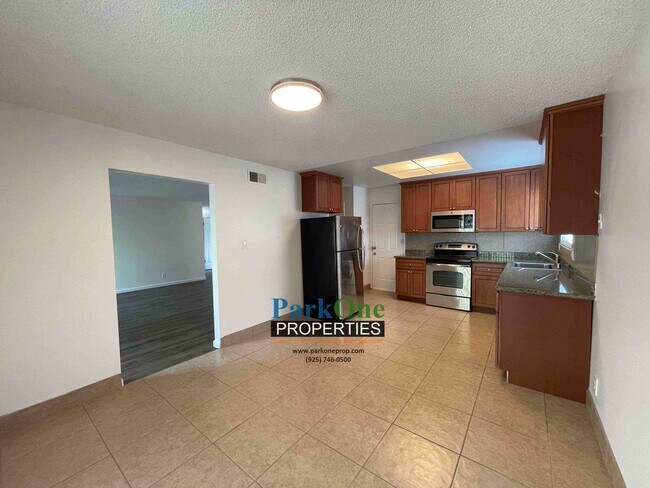 Foto del edificio - House With Paved Side Yard and Spacious Backyard in Pinole Now Available!!