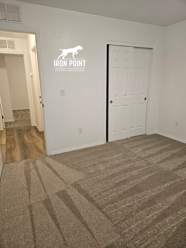 Foto del edificio - *$500 off your first months rent!* Move-in Ready Home w/new paint & flooring throughout, 2 car ga...