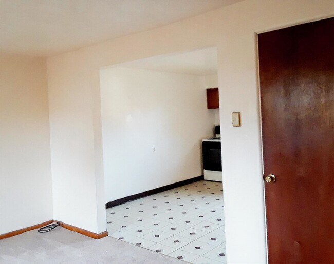 Vista de la sala de estar hacia la cocina. - 111 1st Ave W