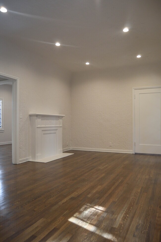 Building Photo - 1317 N Hayworth Ave