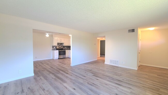 Foto del edificio - 2BD / 1BTH 1 STORY UNIT AVAILABLE W/ GARAGE!