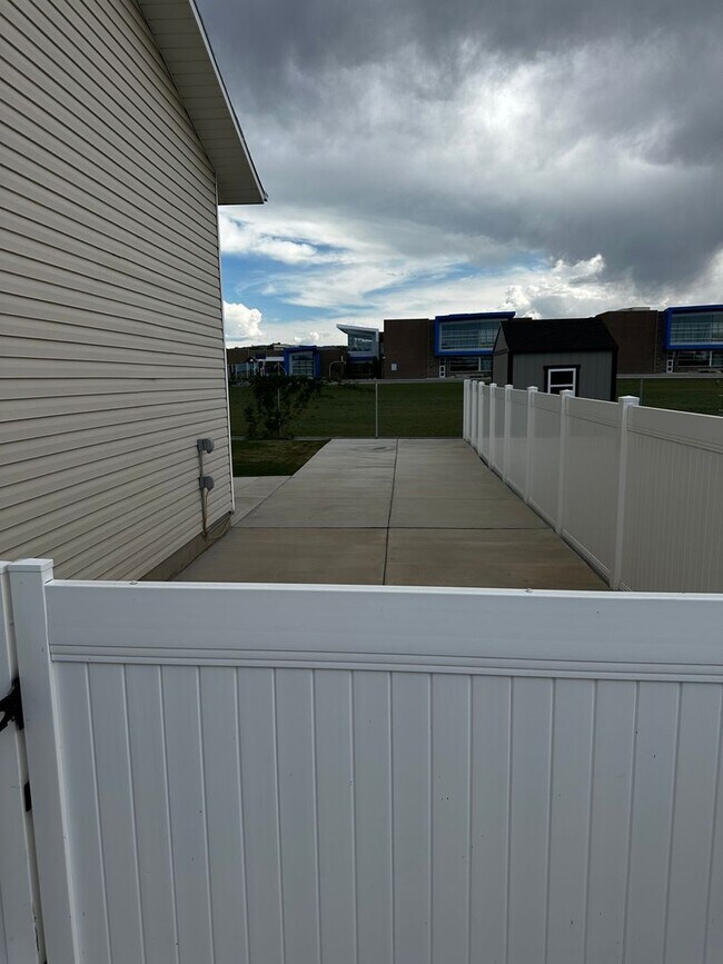 Foto del edificio - 1102 E Sleepy Hollow Ln