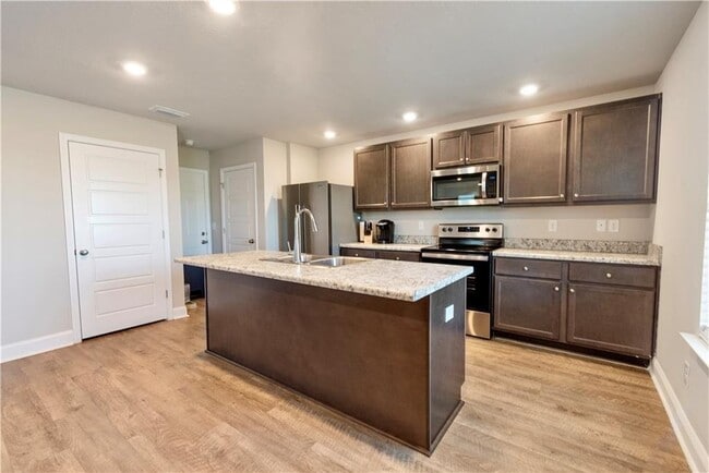 Foto del edificio - 8120 Fairview Ct