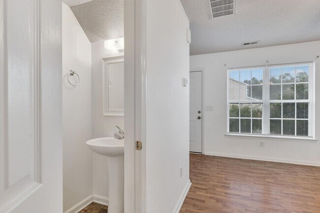 Foto del edificio - Townhome Close to Amenities!