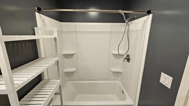 Baño - 2084 W 24th St