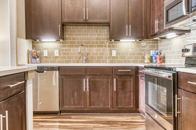 Building Photo - Modern Living in Houston’s Heart