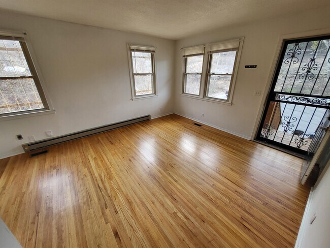 Building Photo - 512 Combs Terrace