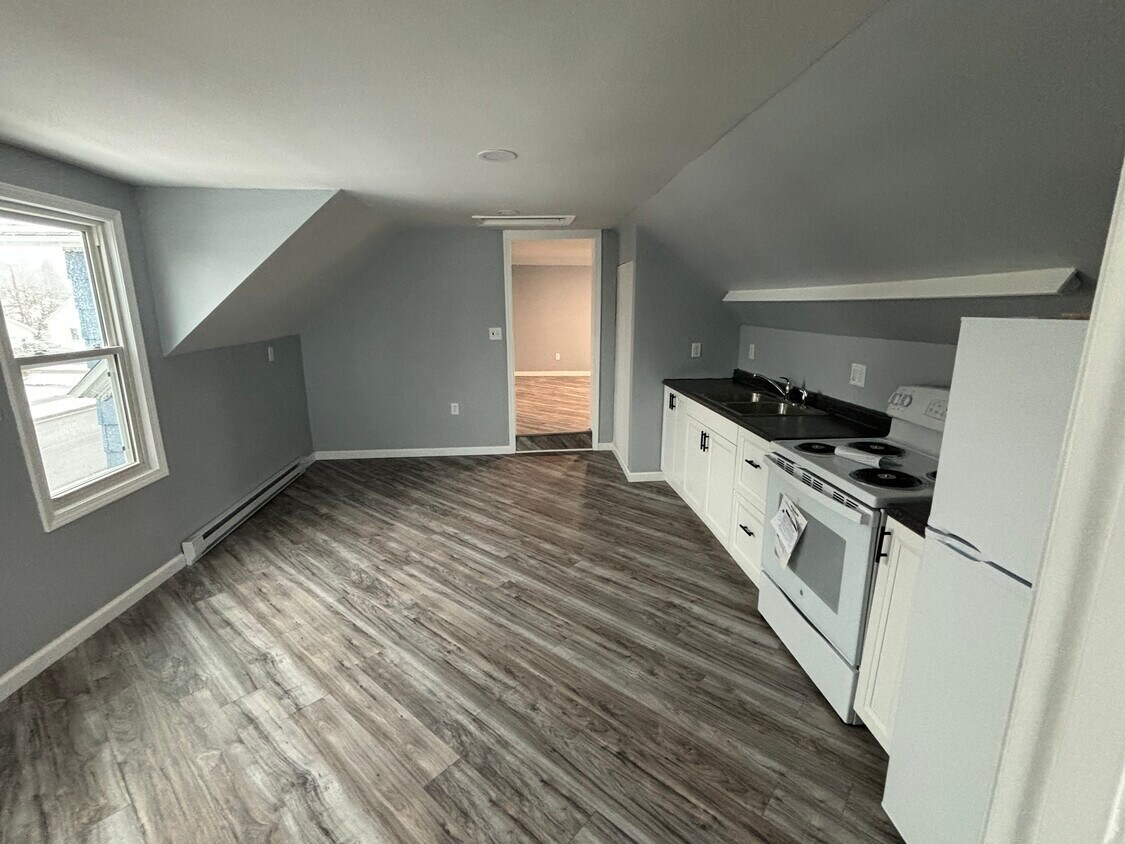 1009 N 4th Ave Unit Upper, Wausau, WI 54401 Apartments in Wausau, WI