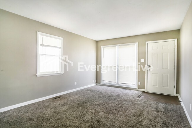 Foto del edificio - 1665 Shady Lane Rd