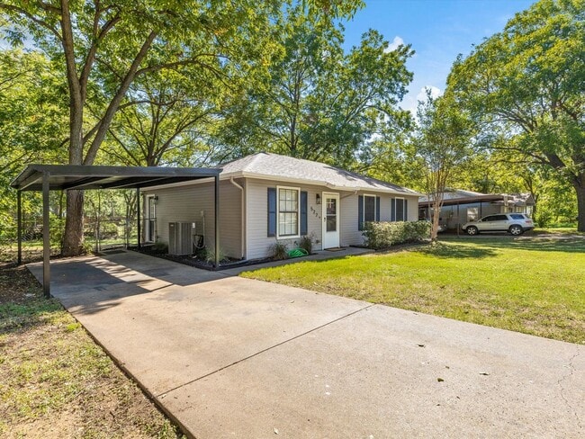 Building Photo - Charming in Cleburne!