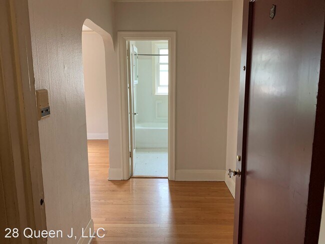 Building Photo - 1 br, 1 bath Apartment - 230 NE 28th Ave.