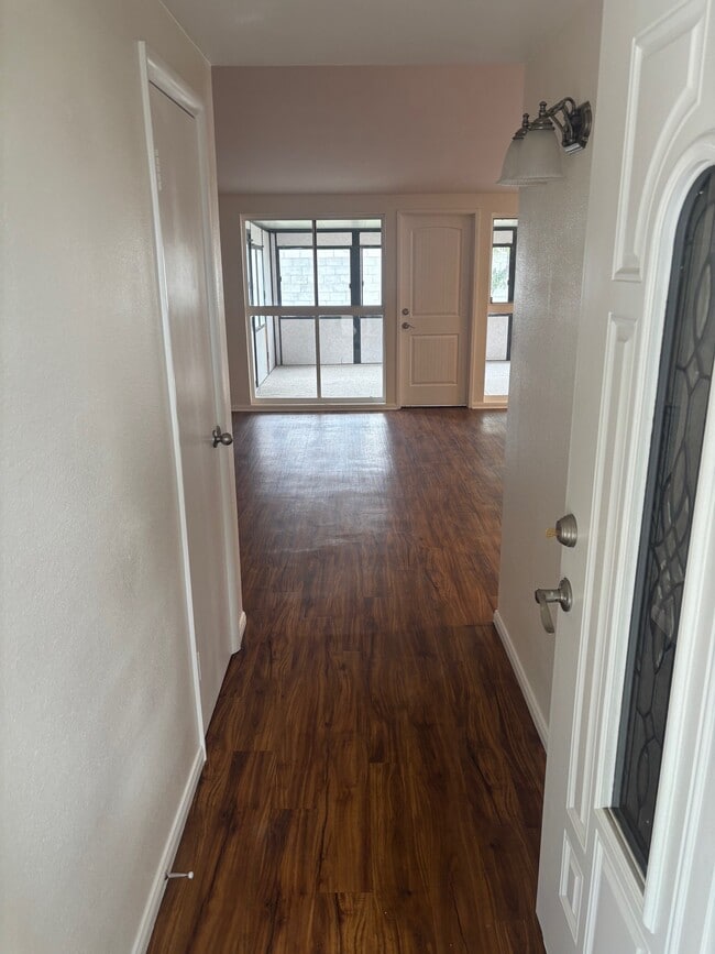 Foto del edificio - 379 Roberts Ave